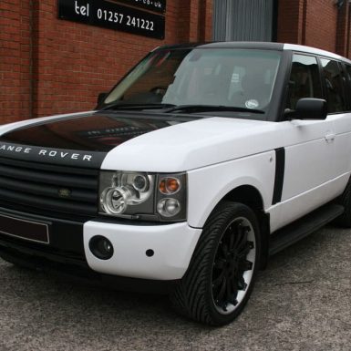 Range Rover - full wrap with gloss white gloss black and carbon fibre vinyl