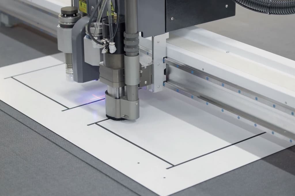 JWEI JCUT 3230 digital cutting table - universal cutting head in operation
